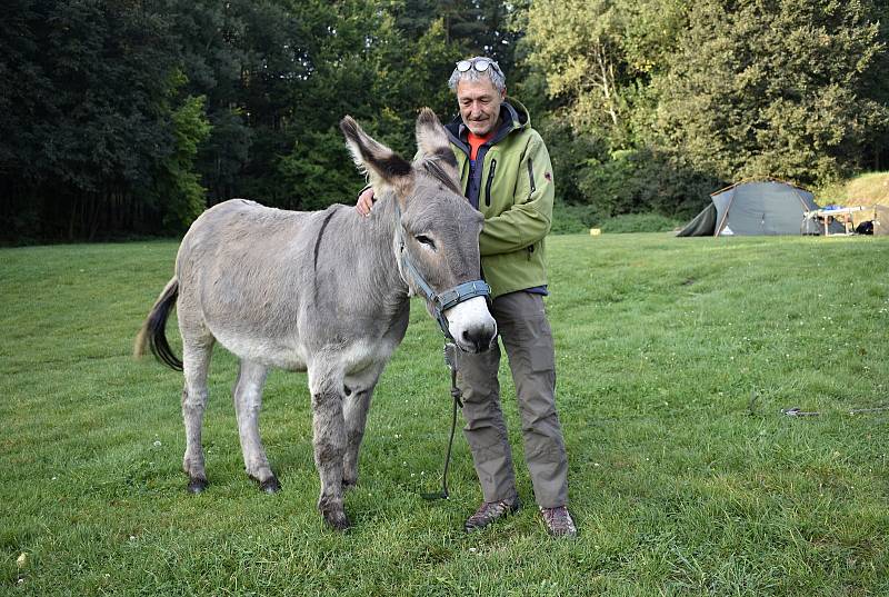 Německý dobrodruh Michael Rinderle se svým oslem křižuje republiku. Míří až na Dálný východ. 4.10. 2021