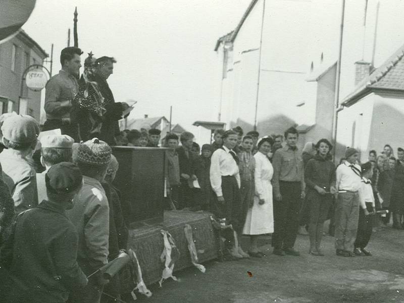 Klenovice na Hané byly k okresu Prostějov připojeny po zrušení okresu Kojetín v roce 1960. Na snímku je zachycen projev představitelů Místního národního výboru v Klenovicích na Hané o závazcích obce a Jednotného zemědělského družstva. 