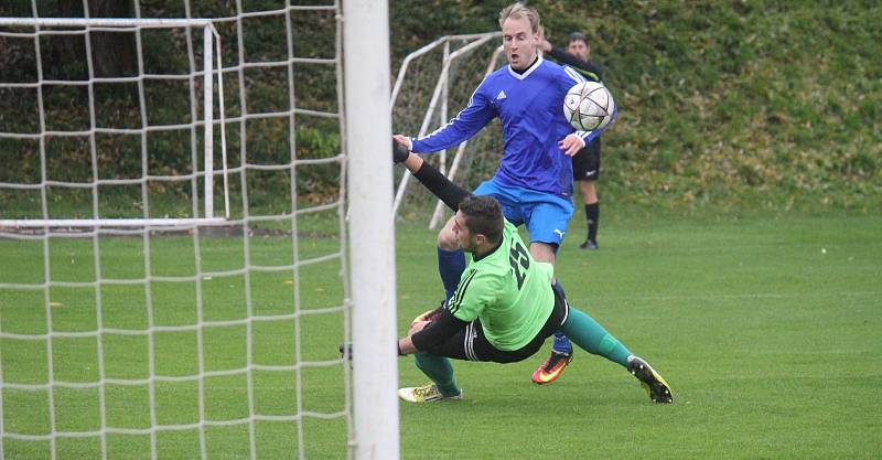 FK Troubky (v modrém) proti TJ Sokol Klenovice na Hané