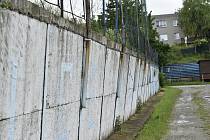 Vyboulená opěrná zeď v kralickém fotbalovém areálu potřebuje rekonstrukci.