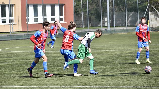 V utkání I.B třídy, skupiny B, dosáhli hladkého vítězství fotbalisté Hané (bílozelení), kteří nasázeli Smržicím čtyři branky. 17. 4. 2022