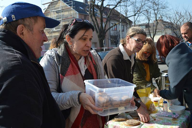 Poslední výdejní den jídla pro lidi bez domova u místního nádraží v Prostějově