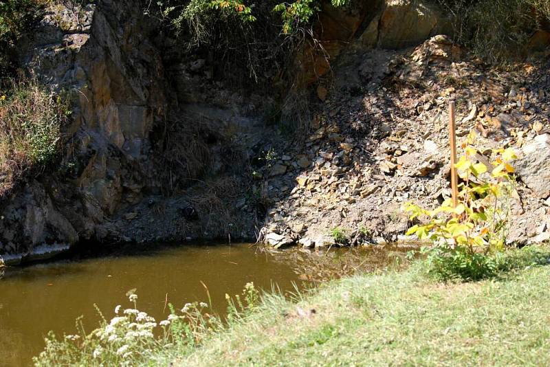 Občanské sdružení Na skale pečuje o lokalitu stejného jména nedaleko obce Vranovice-Kelčice. Z neudržovaného prostoru díky nim vzniklo místo, kam rádi chodí odpočívat malí i velcí.