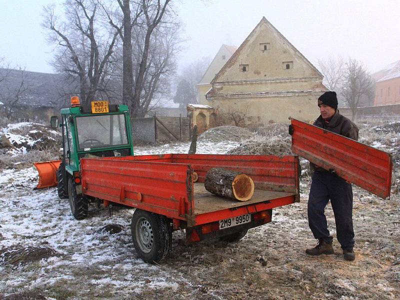 Srovnávání terénu ve farní zahradě v Olšanech - zahájení přípravy pro stavbu komplexu pro hluchoslepé