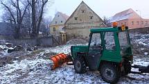 Srovnávání terénu ve farní zahradě v Olšanech - zahájení přípravy pro stavbu komplexu pro hluchoslepé