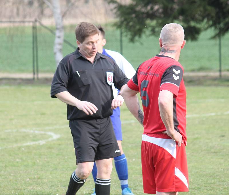 Šlágr III. třídy mezi Plumlovem (bílí) a Kostelcem na Hané musely rozhodnout penalty.