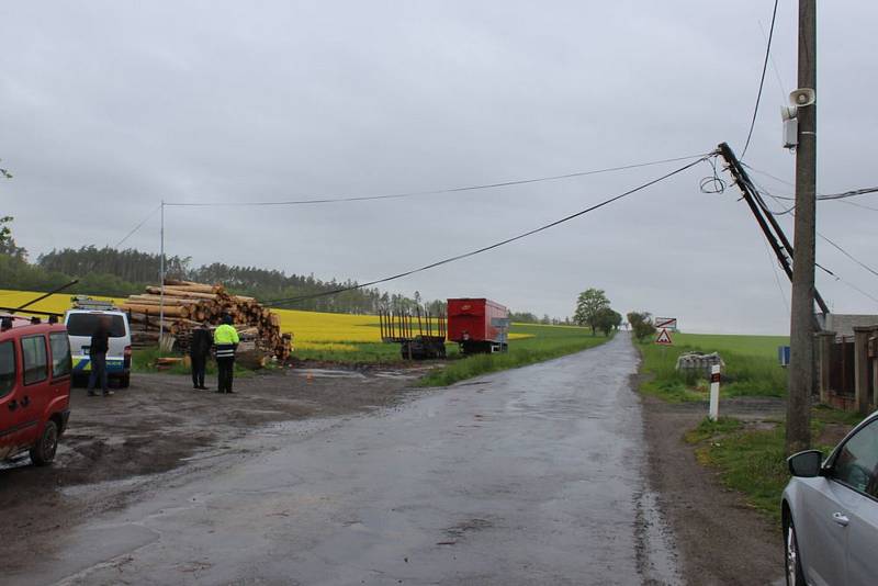 Poškozené sloupy elektrického vedení v Myslejovicích. 15.5. 2019