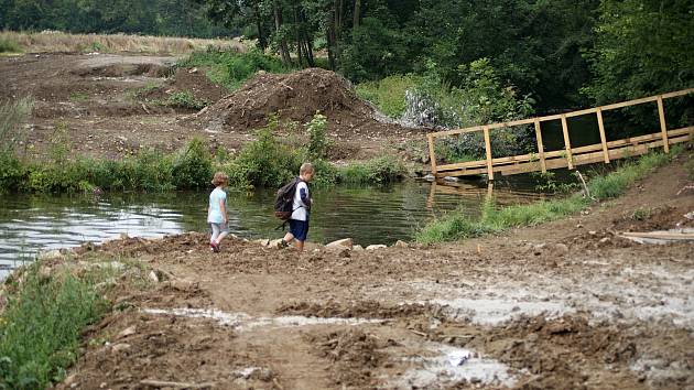 Stavba cyklostezky na plumlovské přehradě - 6. 8. 2020 - stavba mostu při ústí Hloučely do přehrady začíná