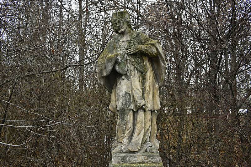 Kamenná socha svatého Jana Nepomuckého střežící most přes říčku Hloučelu se stala terčem vandalů. Ulomili jí pravou ruku s křížem. 1.12. 2021
