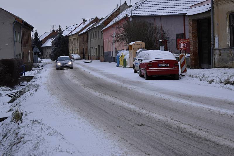 Sníh a ledovka na cestách - Studenec na Prostějovsku - 8. 2. 2021