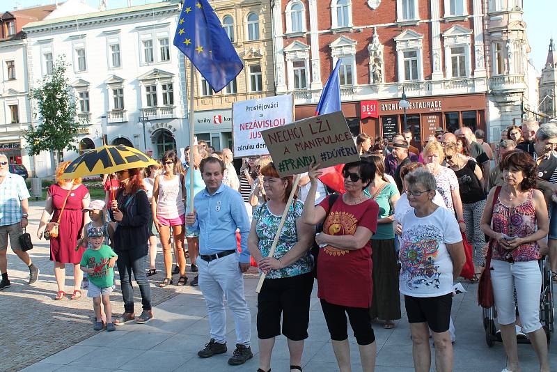 Demonstrace proti Andreji Babišovi na náměstí T. G. Masaryka v Prostějově - 11. 6. 2019