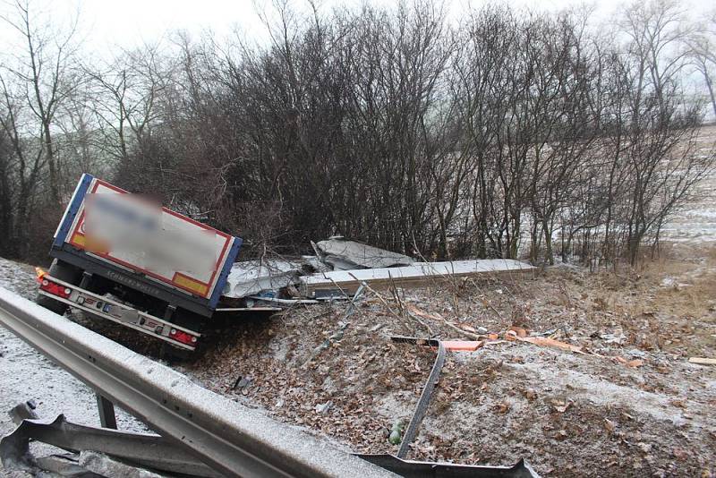 Následky bouračky kamionu na D46 u Žešova