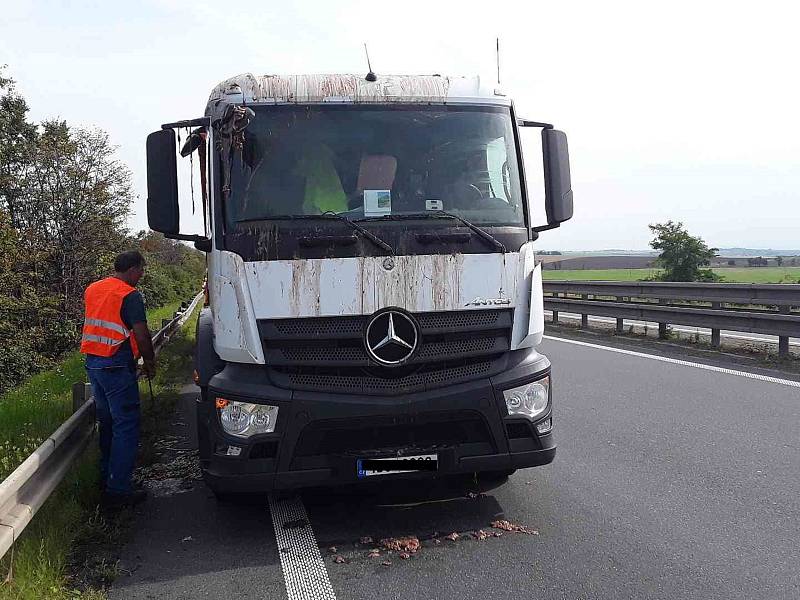 U Brodku u Prostějova ve směru na Vyškov došlo při prudkém brzdění k výpadku kafilerie.