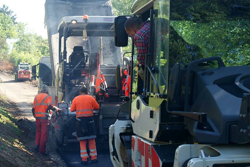 Stavba cyklostezky podél severního břehu plumlovské přehrady - 1. 6. 2020 (první den asfaltování a záběry z úseku od Plumlova k pláži U Lázničků)