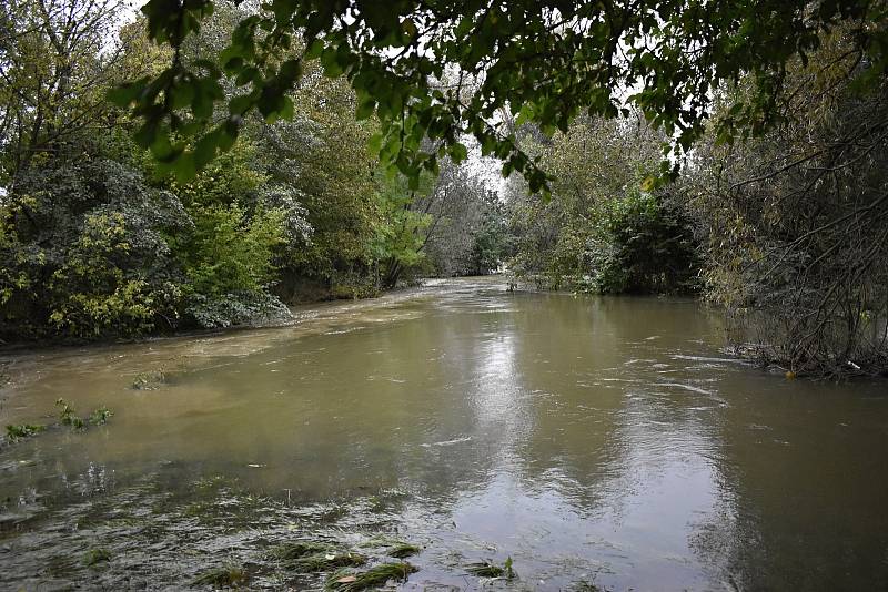 Rozvodněná Romže se po spojení s Hloučelou žene dál směrem k Moravě. 15.10. 2020