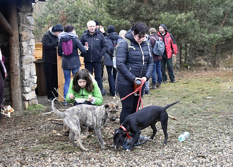 Přivítat Nový rok přišlo na nejvyšší hanáckou horu Velký Kosíř více než dva tisíce lidí. 1.1. 2022