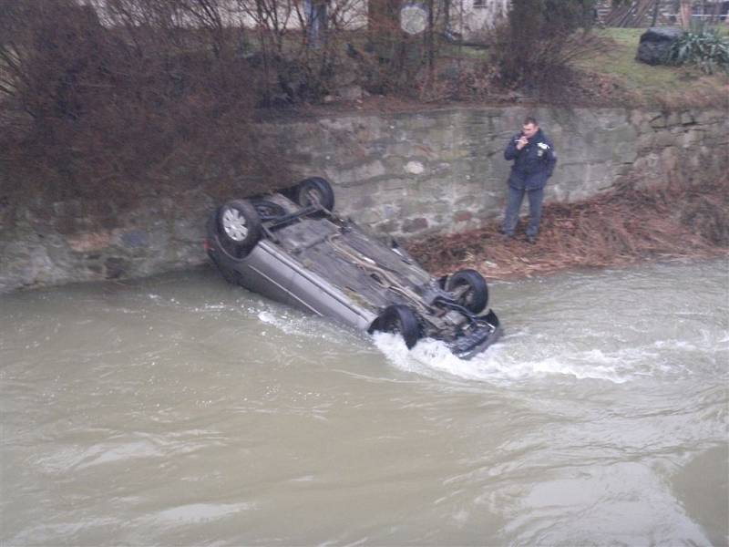 Z řeky v Mostkovicích vytáhli hasiči havarované auto. 