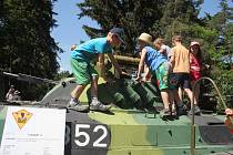 Ve Vícově si děti užily spoustu zábavy s armádou, která pro ně nachystala zbraně, obrněné transportéry i seskok padákem.