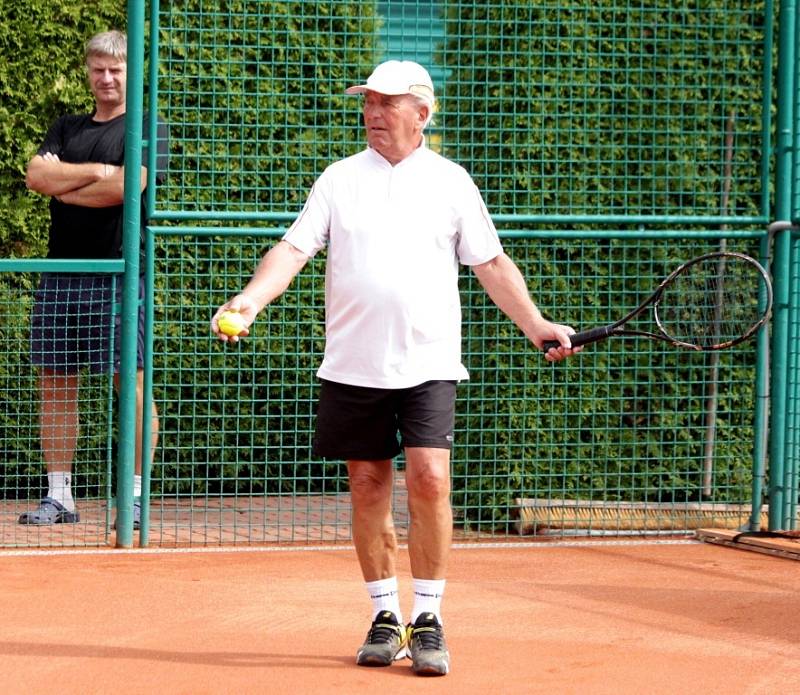 Na prostějovských kurtech se prohání pětašedesátileté tenistky a dokonce pětasedmdesátileté tenisté z celého světa.