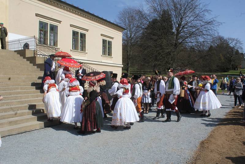 Otevírání zámku v Čechách pod Kosířem, který prošel roky trvající rekonstrukcí, proběhlo ve velkém stylu. Návštěvníci mohli shlédnout dvě expozice, vystoupat na opravenou rozhlednu nebo se podívat na vystoupení dětí a folkloristů. 