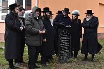 Na místě starého židovského hřbitova v Prostějově zdevastovaného za nacistické okupace se uskutečnilo u příležitosti 200. výročí úmrtí vrchního prostějovského rabína Cvi Jehošui Ha Leviho Horowitze vzpomínkové setkání. – Neděle 27. listopadu. 
