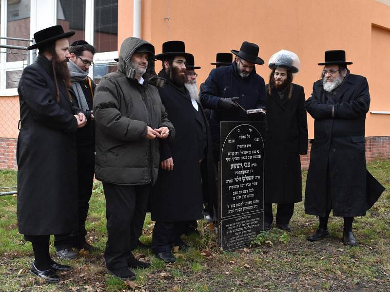 Na místě starého židovského hřbitova v Prostějově zdevastovaného za nacistické okupace se uskutečnilo u příležitosti 200. výročí úmrtí vrchního prostějovského rabína Cvi Jehošui Ha Leviho Horowitze vzpomínkové setkání. – Neděle 27. listopadu. 