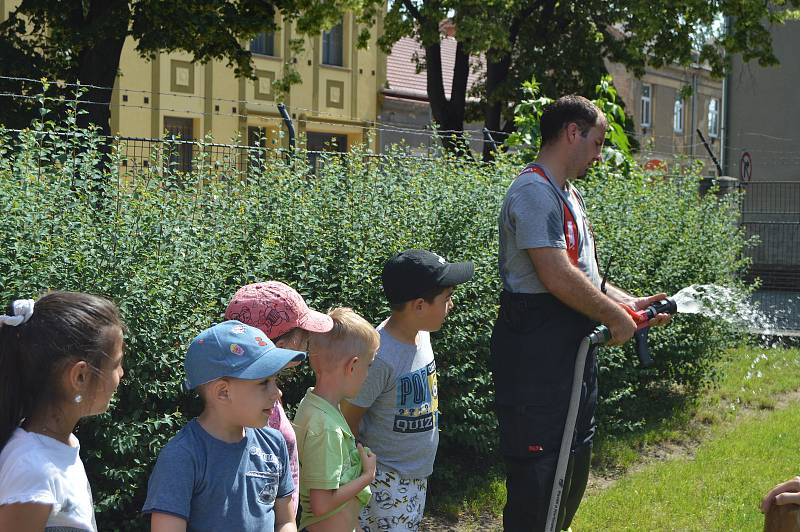 Dobrovolní hasiči z Čehovic, Kralic na Hané a Bedihoště na návštěvě u dětí v mateřince na Husově náměstí