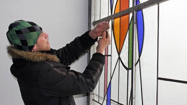Odborníci zkoumají možnost rozebrání vitráží v prostějovském Prioru