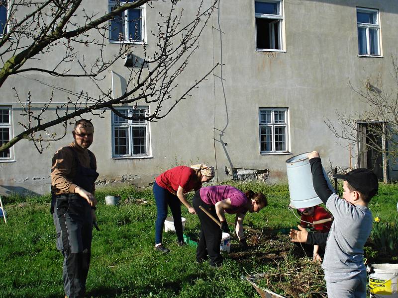 Akce Z. Jarní úklid vrchoslavické Farské zahrady proběhl v pohodové atmosféře.