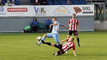 Fotbalisté Prostějova (v bílo-modrém) porazili Žižkov 2:1.