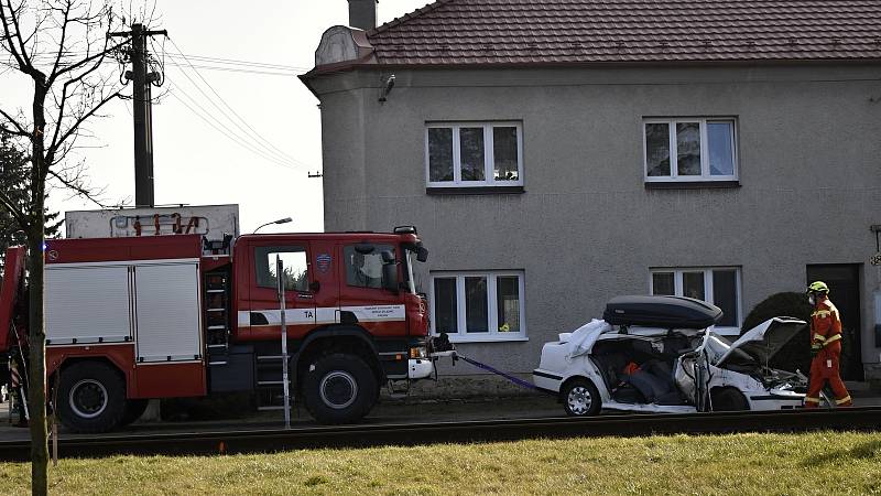 Osobní vlak smetl na nechráněném přejezdu v Kostelci na Hané osobní automobil se čtyřmi lidmi. 25.2. 2021