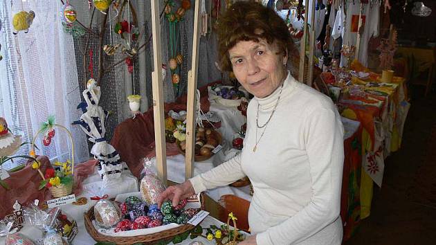 Marie Musilová při přípravě velikonoční výstavy