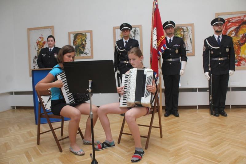 Desítky policistů z Prostějovska jsou po čtvrtku bohatší o medaili, případně plaketu. Ocenění dostali za léta služby, aktivní přístup k práci i příkladné velení svým podřízeným.