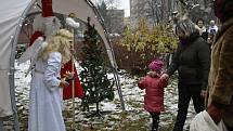 Oblíbené prostějovské okénko Punč na sídláku poctil v neděli svou návštěvou Mikuláš s andělem a čertem, 5. 12. 2021