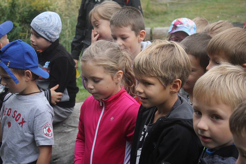 Desítky dětí ze škol v okolí Velkého Kosíře se sešly na jeho vrcholu. Čekaly je úkoly, hry ale také pohyb.