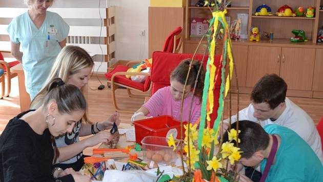 Za dětskými pacienty přišly do prostějovské nemocnice studentky Střední zdravotnické školy, aby jim pomohly s velikonoční výzdobou