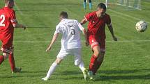 Fotbalisté Mostkovic (v červeném) vyhráli v Čechovicích 2:1