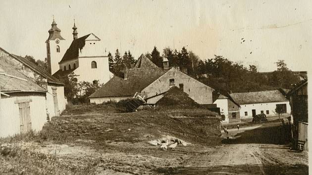 První písemné prameny o farním kostele sv. Petra a Pavla ve Vřesovicích pocházejí z roku 1453. Na snímku je pohled na kostel ze záhumení z roku 1930.