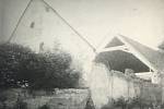 Budova fary pod kostelem ve Vřesovicích pochází z roku 1689. Na snímku můžeme spatřit dnes již spadlou farskou stodolu.