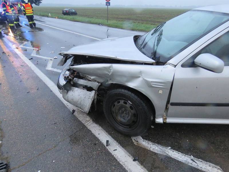 Na křižovatce mezi Kostelcem a Prostějovem se během čtyř hodin srazila čtyři auta.