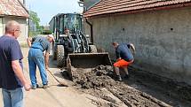 Hlavní křižovatku v Pavlovicích u Kojetína zaplavily tuny bláta z utrženého svahu. 14.6. 2019