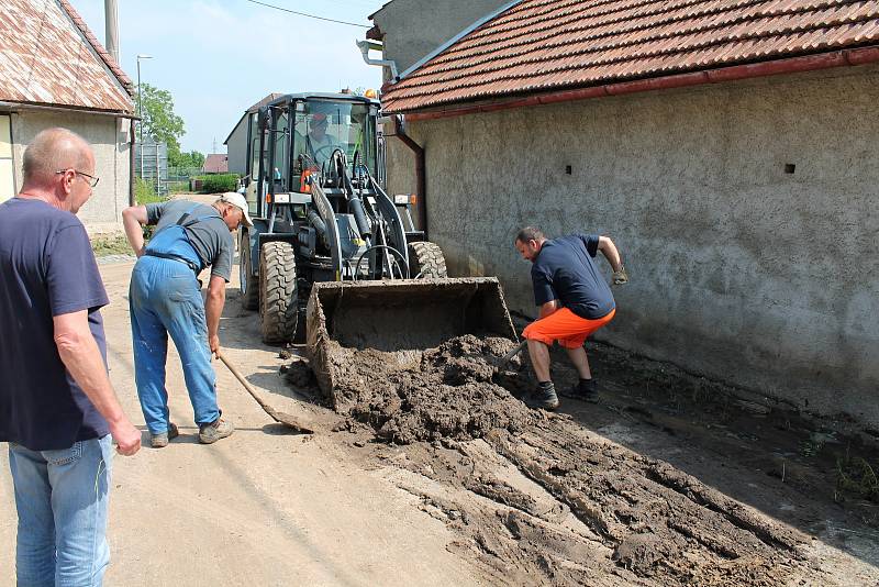 Hlavní křižovatku v Pavlovicích u Kojetína zaplavily tuny bláta z utrženého svahu. 14.6. 2019