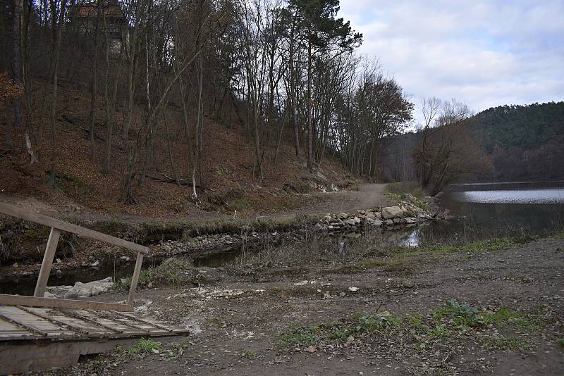 Místo, kde vyroste na přehradě most pro cyklisty a pěší. 30.11.2020