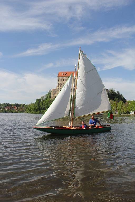 Plumlovští vodní skauti v akci. Na svých schůzkách brázdí vody Podhradského rybníka.