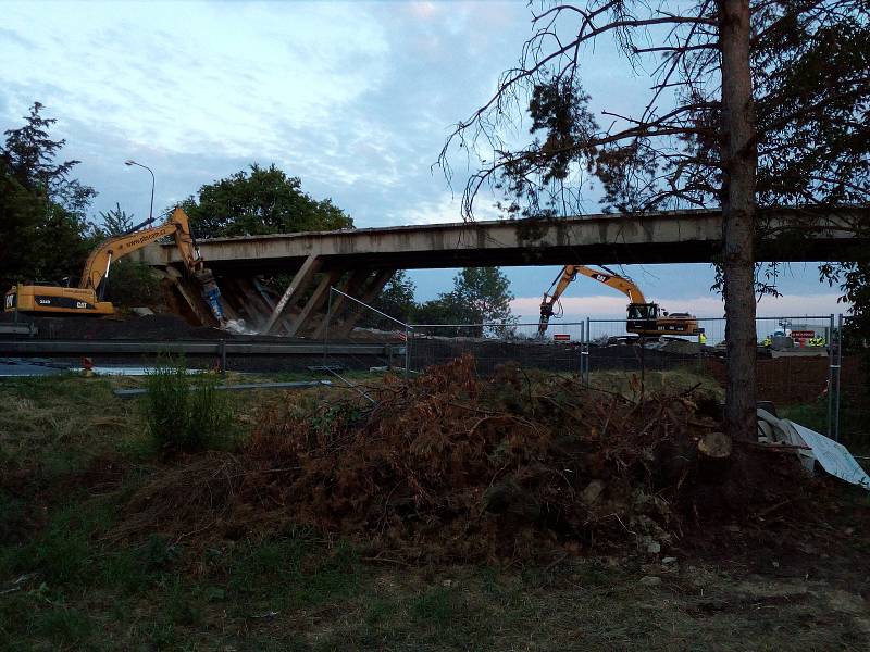 Dálnici D46 u Olšan u Prostějova v sobotu večer uzavřela demolice nadjezdu.