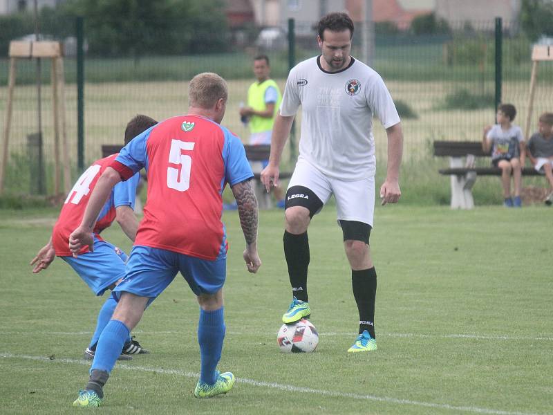 Fotbalisté Pivína (v bílém) zvítězili ve Smržicích 4:2David Trajer (Pivín)