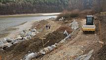 Výstavba cyklostezky podél severního břehu plumlovské přehrady - 18. února 2020 - vpravo budování násypu po kterém stezka povede, vlevo snížená hladina přehrady