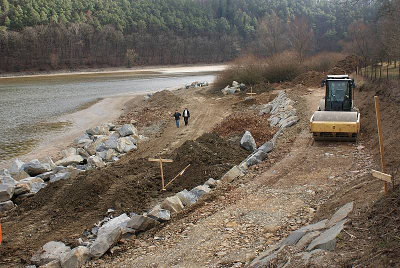 Výstavba cyklostezky podél severního břehu plumlovské přehrady - 18. února 2020 - vpravo budování násypu po kterém stezka povede, vlevo snížená hladina přehrady