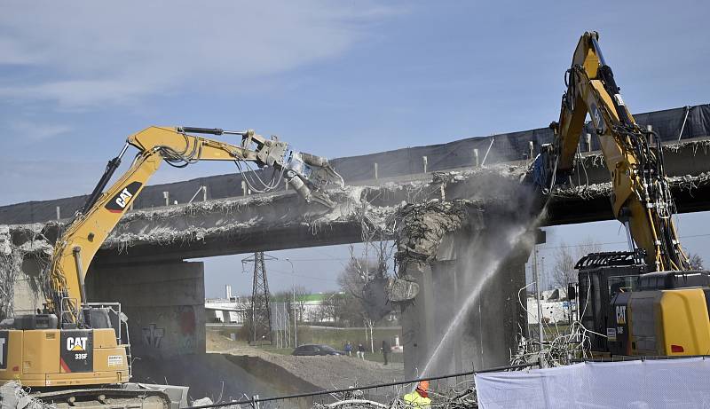 Dálniční most na D46 ve směru na Brno mizí doslova před očima. Zobáky bagrů ho už více než z poloviny rozklovaly.