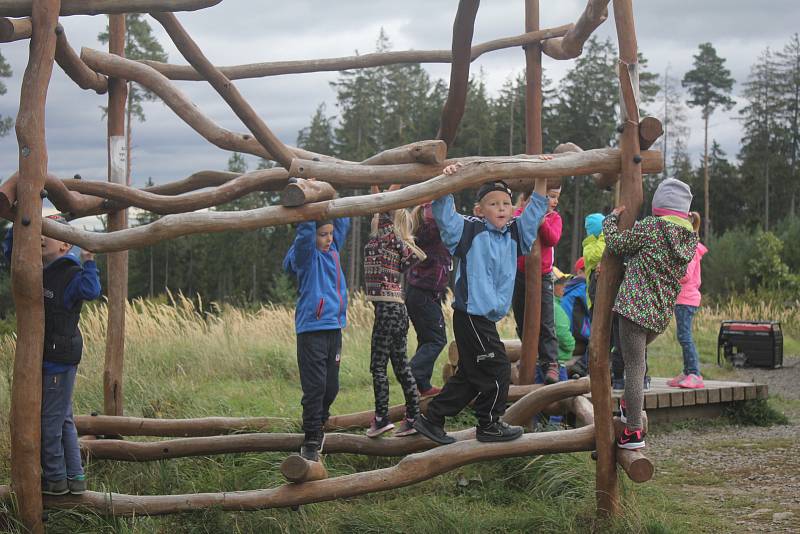 Desítky dětí ze škol v okolí Velkého Kosíře se sešly na jeho vrcholu. Čekaly je úkoly, hry ale také pohyb.